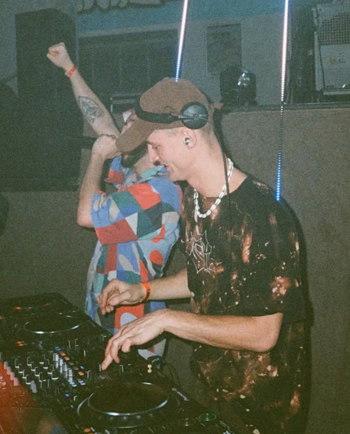 Oneiroi mixing on CDJs during a set